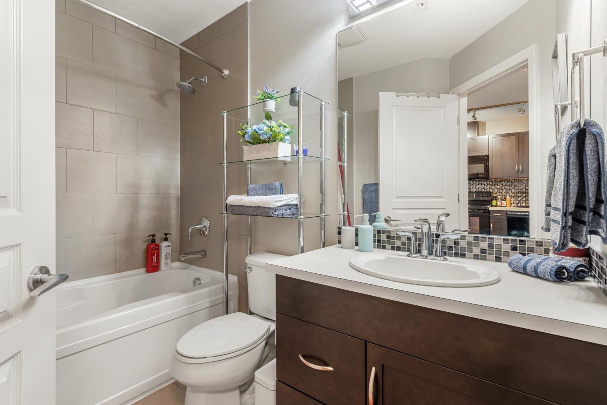 City Centre Retreat - 1Br Condo With Desk YYC Екстериор снимка