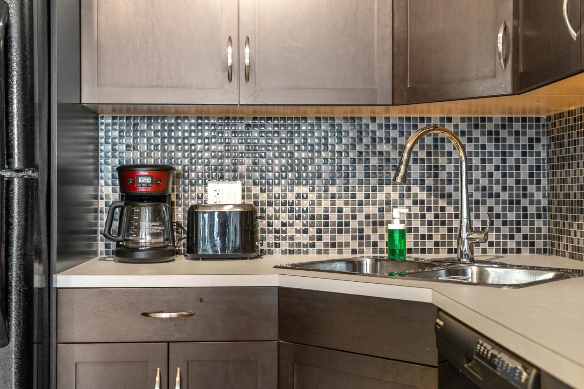 City Centre Retreat - 1Br Condo With Desk YYC Екстериор снимка