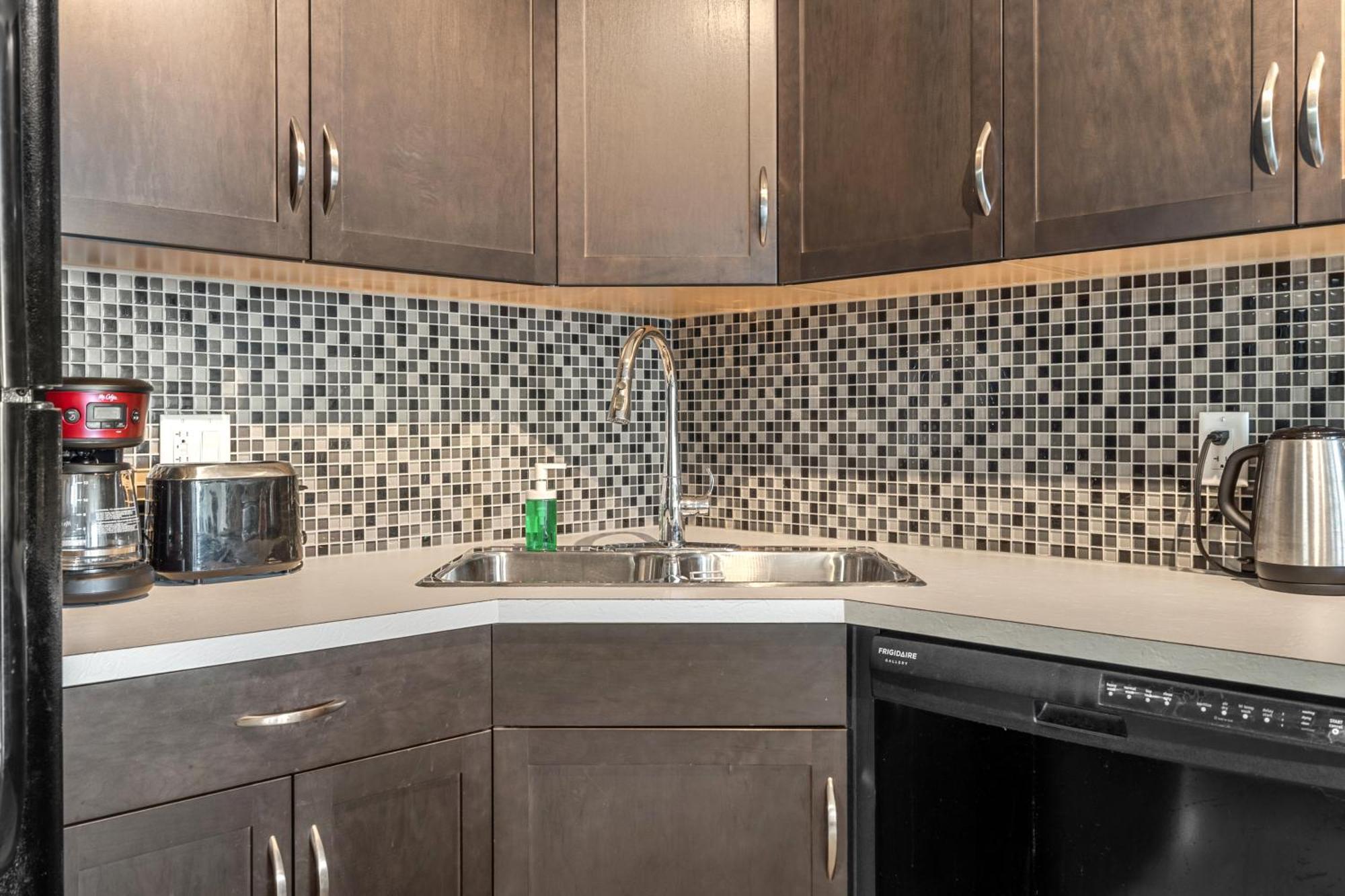 City Centre Retreat - 1Br Condo With Desk YYC Екстериор снимка